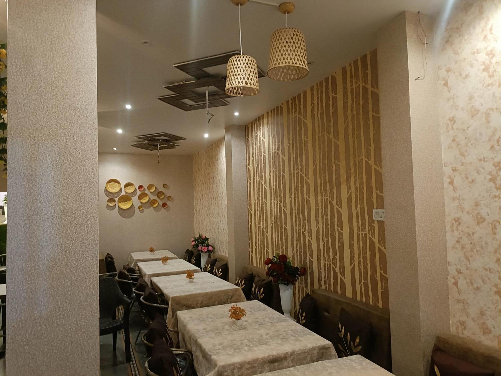 Rk Hotel & Restaurant Dewas Extérieur photo